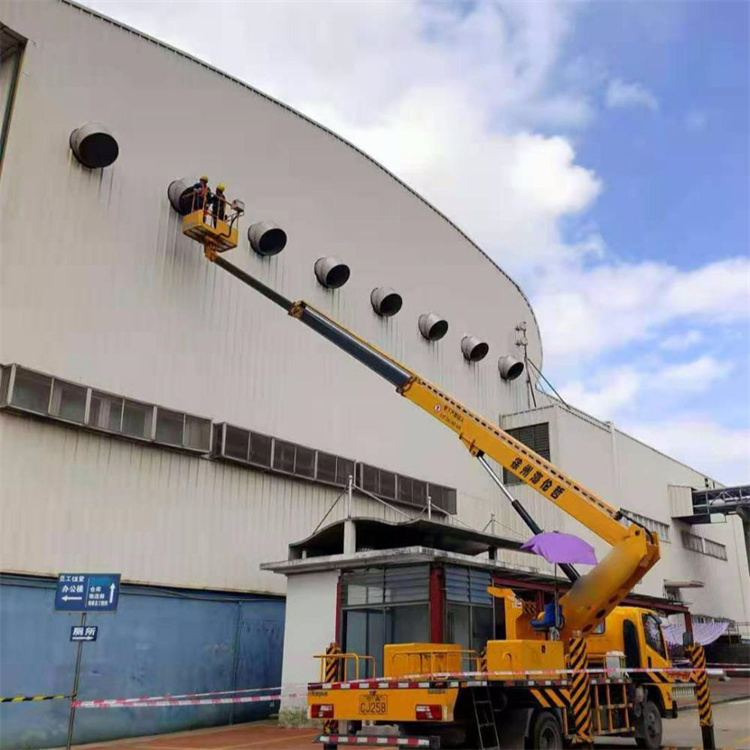 新河县高空作业车出租服务：专业广告牌安装解决方案