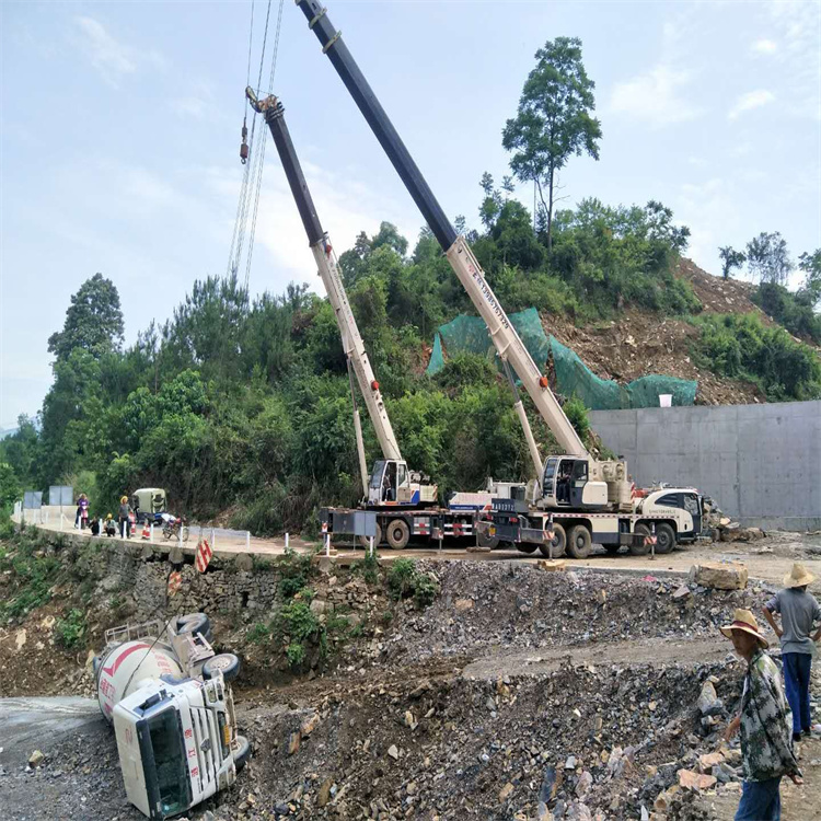 新河县汽车掉沟里叫吊车救援要多少钱